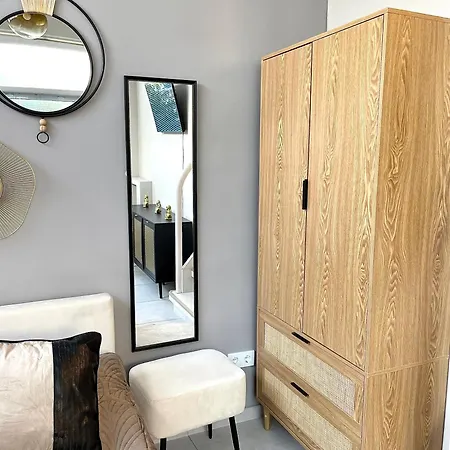 1 Apartment *