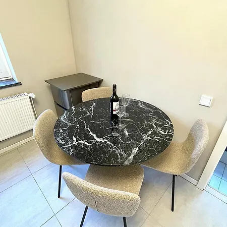 1 Apartment *